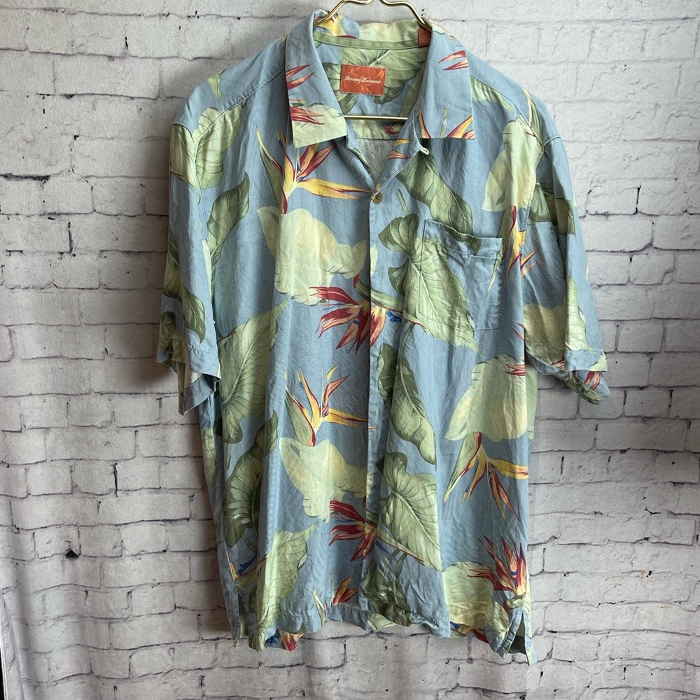 Tommy Bahama size large short sleeve button down shirt silk Hawaiian print